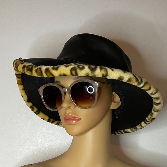 Vintage vegan black leather faux cheetah fur lined 60’s super mod dramatic hat! - Picture 2 of 9